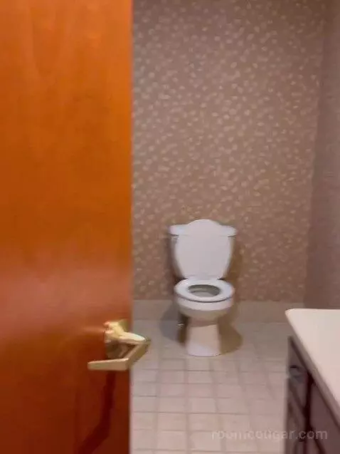 Suite bathroom picture #6