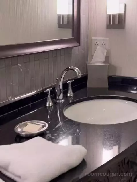 Sky Tower Two Deluxe Queen Beds bathroom picture #2