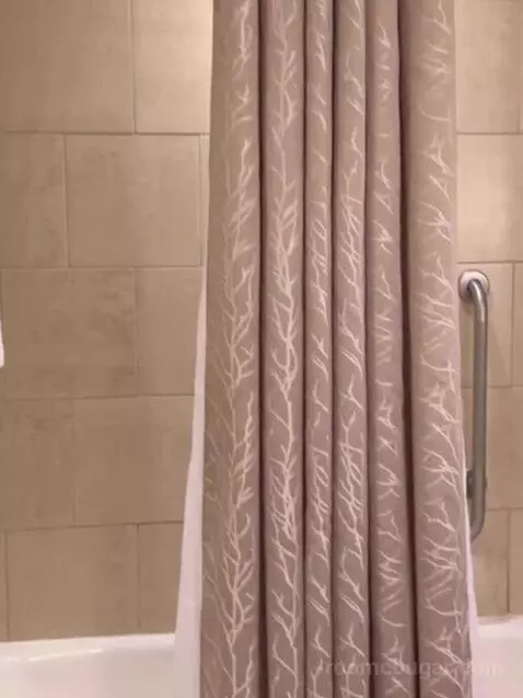 Sky Tower Two Deluxe Queen Beds bathroom picture #7