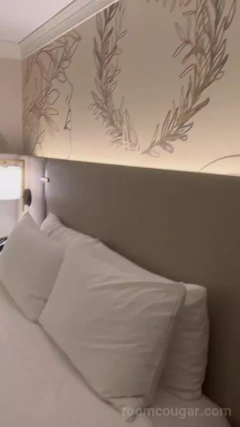 Newly Renovated Centurion Tower Premium King (#3618) bed picture #5