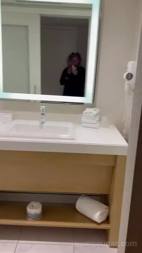 North Deluxe Room 1 King (#823) bathroom picture #1