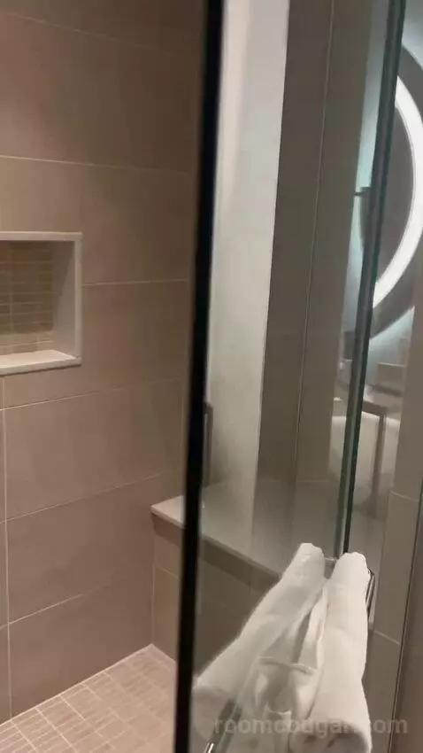 New Renovated Waterfront Tower Premium 2 Queens (#27097) bathroom picture #5