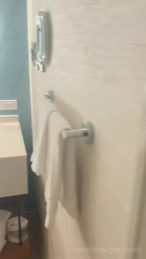New Renovated Waterfront Tower Premium 2 Queens (#27097) bathroom picture #12