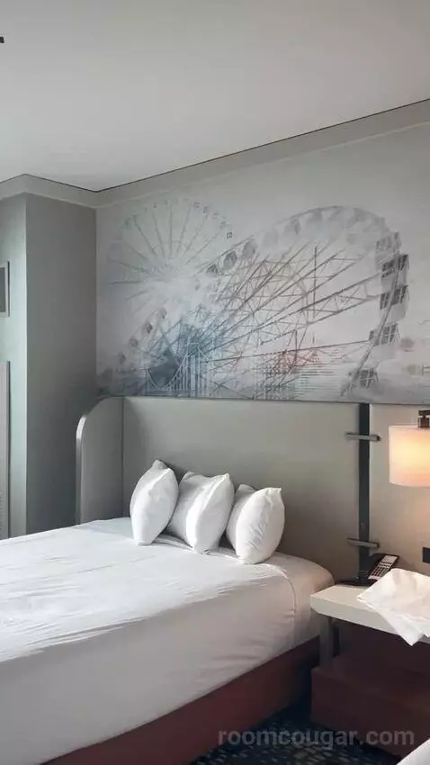 New Renovated Waterfront Tower Premium 2 Queens (#27097) bed picture #9