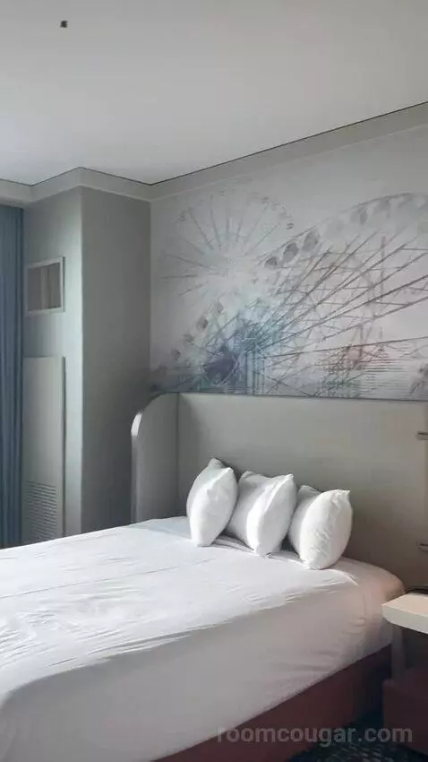 New Renovated Waterfront Tower Premium 2 Queens (#27097) bed picture #11