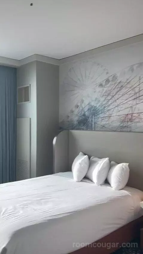 New Renovated Waterfront Tower Premium 2 Queens (#27097) bed picture #12