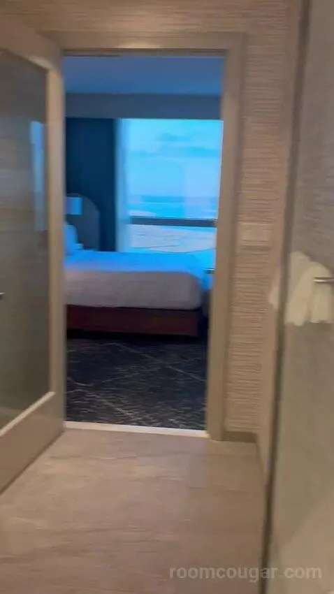 New Renovated Waterfront Tower Modern Suite King (#33100) view picture #9