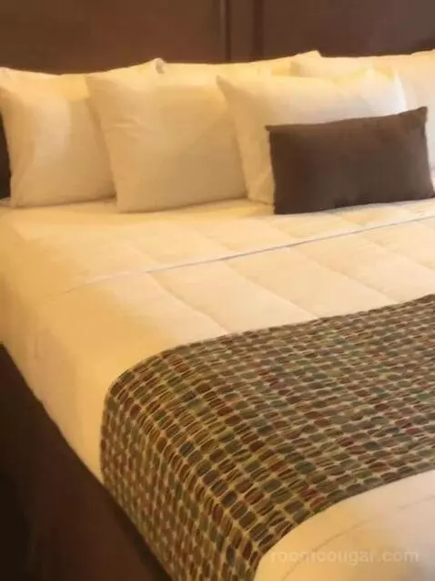 Suite bed picture #4