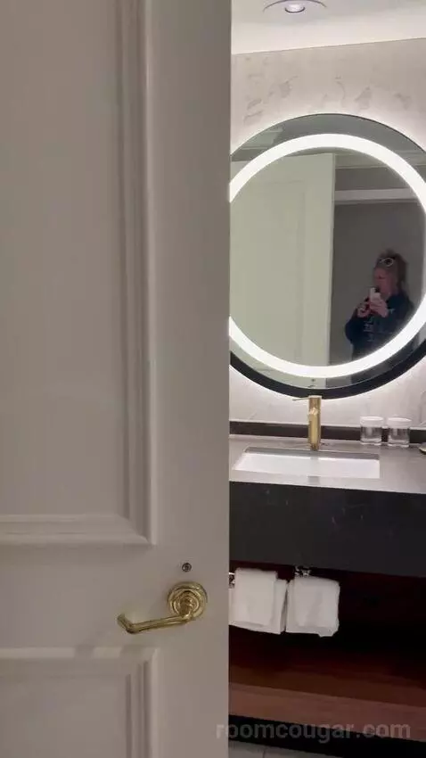 Premium Ocean Non Smoking Two Queens bathroom picture #4