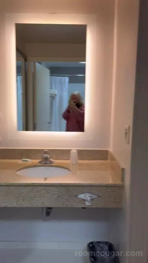 2 Queen Suite (#302) bathroom picture #7