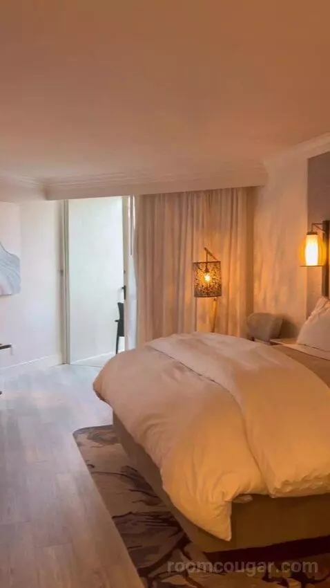 Traditional Island View, Guest Room, 1 King, Limited View (#3017) bed picture #2