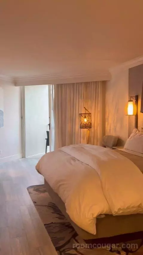 Traditional Island View, Guest Room, 1 King, Limited View (#3017) bed picture #3