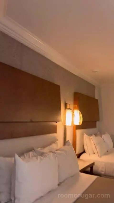 Traditional Island View, Guest Room, 2 Queen, Limited View (#5061) bed picture #12