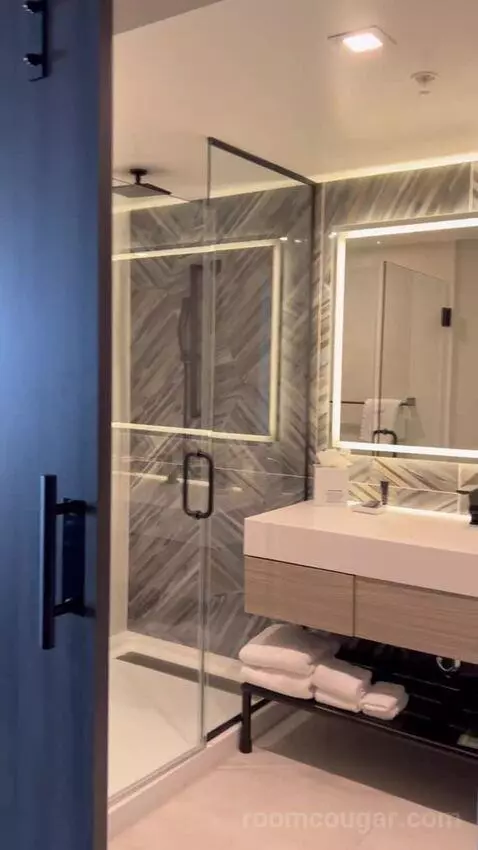 King Room with Oceanfront - Low Floor (#503) bathroom picture #1
