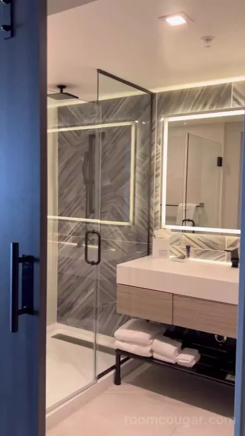 King Room with Oceanfront - Low Floor (#503) bathroom picture #2