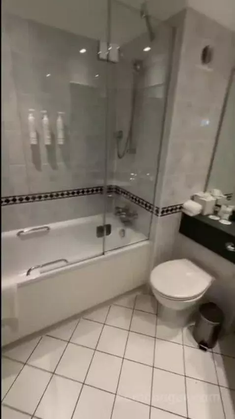 Deluxe King Room (#415) bathroom picture #10