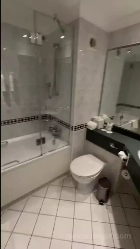 Deluxe King Room (#415) bathroom picture #12