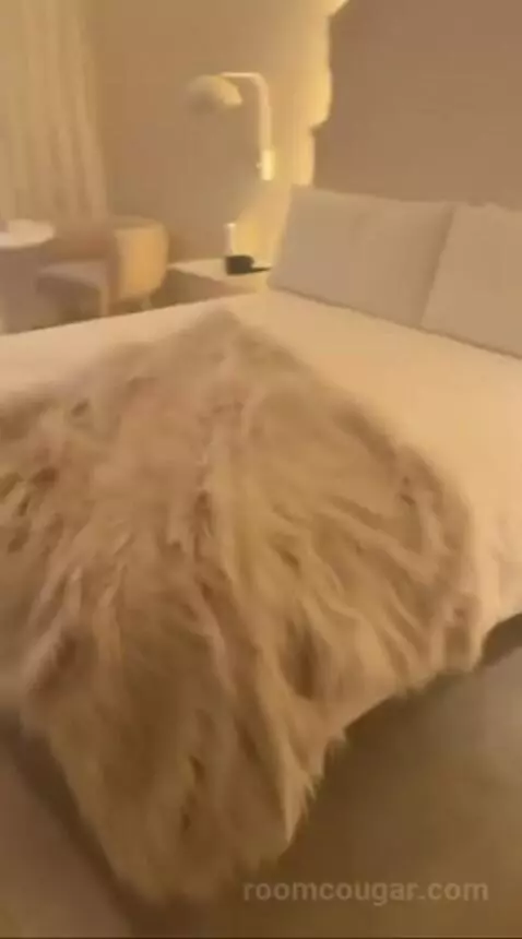 Deluxe King Room with City View bed picture #2