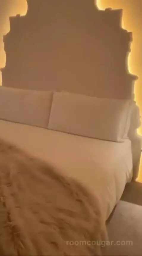 Deluxe King Room with City View bed picture #5