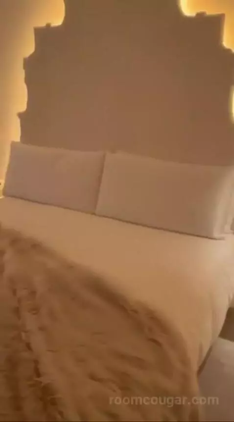 Deluxe King Room with City View bed picture #6