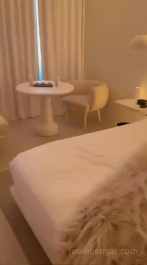 Deluxe King Room with City View bed picture #9