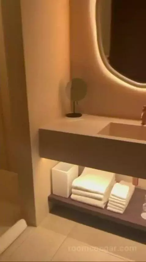 Deluxe King Room with City View bathroom picture #3