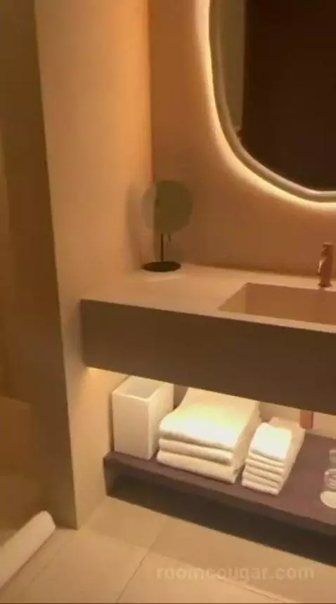 Deluxe King Room with City View bathroom picture #4
