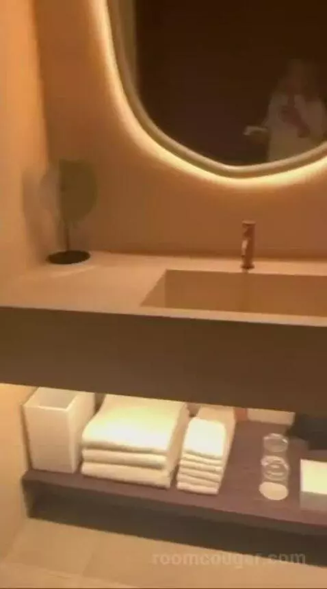 Deluxe King Room with City View bathroom picture #5