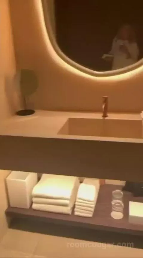 Deluxe King Room with City View bathroom picture #6
