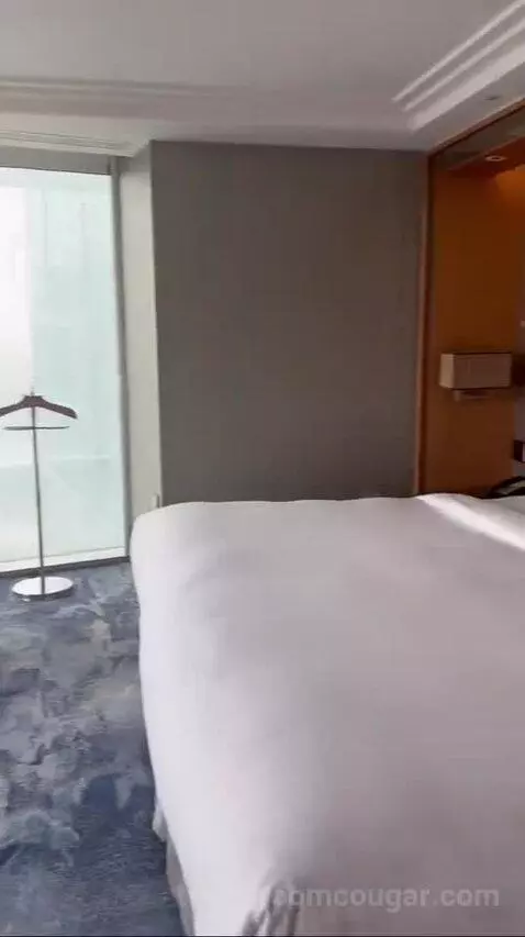Iconic Shard Suite bed picture #3
