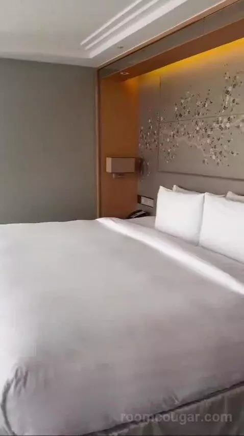 Iconic Shard Suite bed picture #7