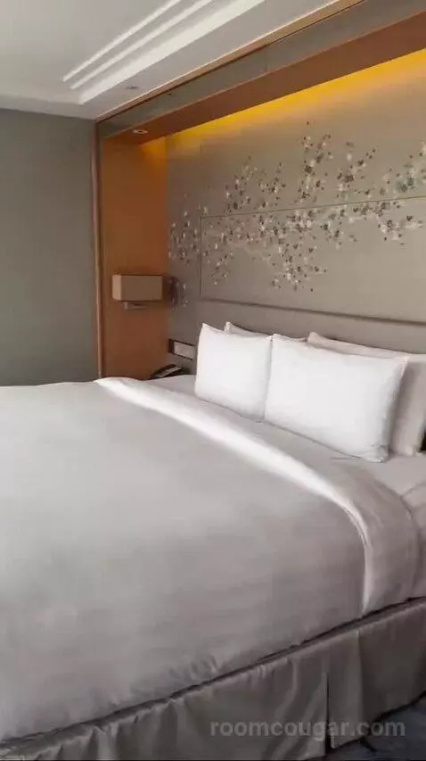 Iconic Shard Suite bed picture #9