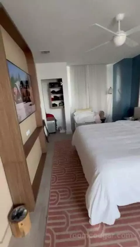 Suite (#261) bed picture #2
