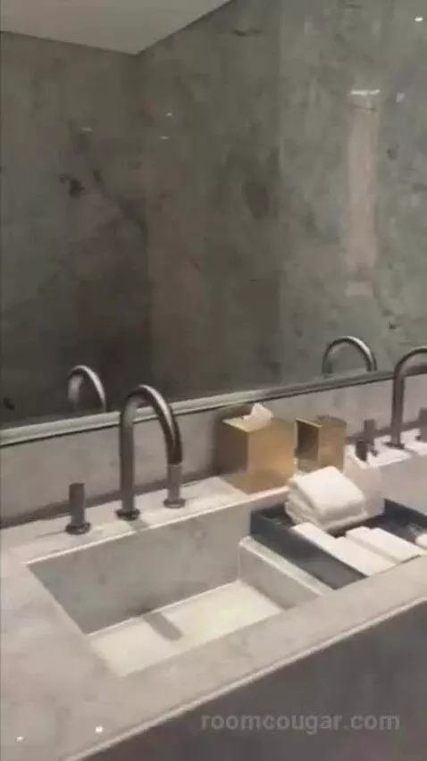 Deluxe Guest Room with 2 Queen, City View bathroom picture #10