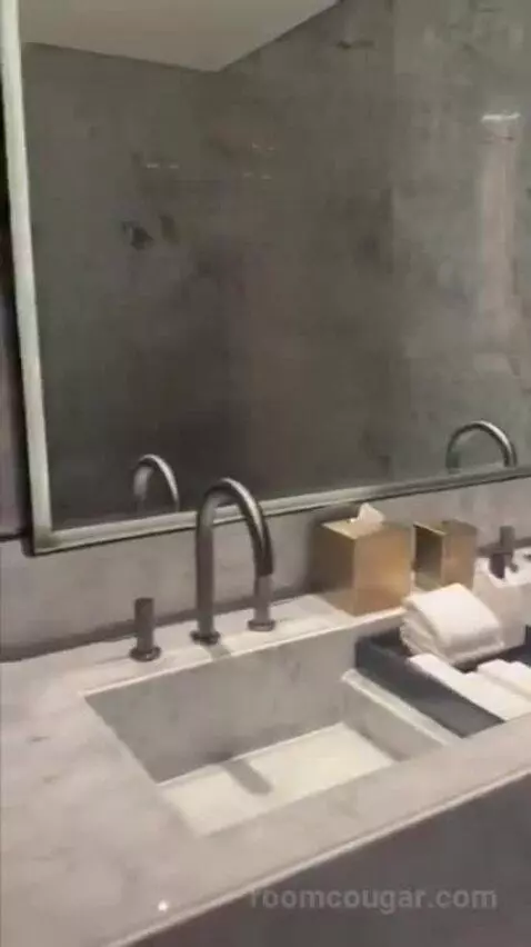 Deluxe Guest Room with 2 Queen, City View bathroom picture #11