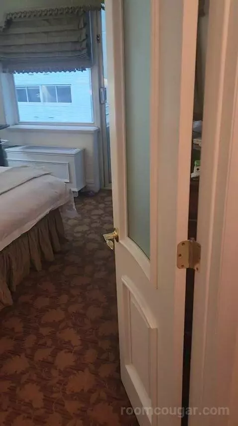 Luxury One Bedroom Suite - King Bed (6F) bed picture #1