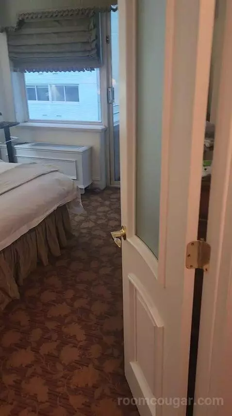 Luxury One Bedroom Suite - King Bed (6F) bed picture #2