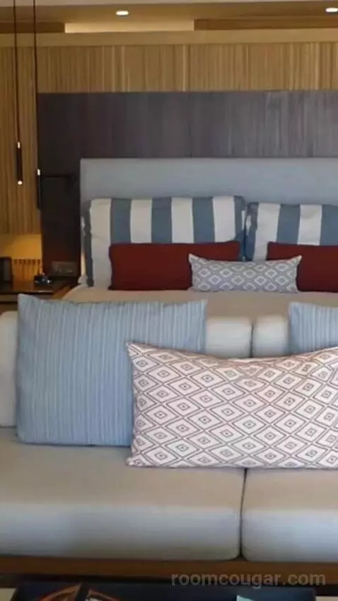 Deluxe King Room (#24) bed picture #9