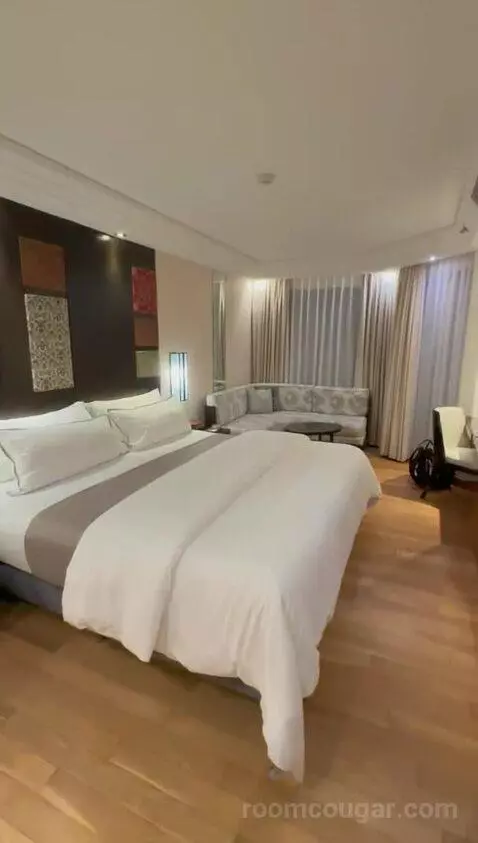 Deluxe Guest Room, 1 King, Garden View, Balcony (#3109) bed picture #5
