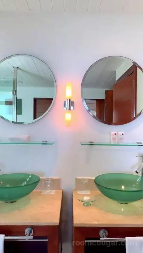 Beach Room (#1076) bathroom picture #8