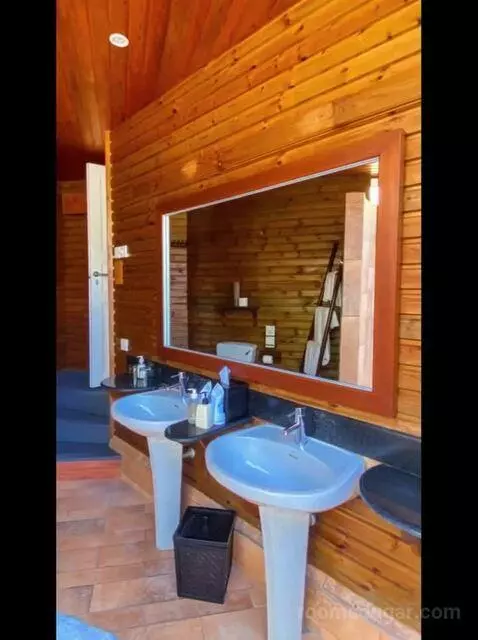 Jacuzzi Beach Villa (#128) bathroom picture #3