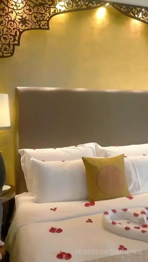 Superior King Room with Balcony, Access To Luxury Spa Facilities, Kids & Teens Club & Private Cinema (N/A) bed picture #8