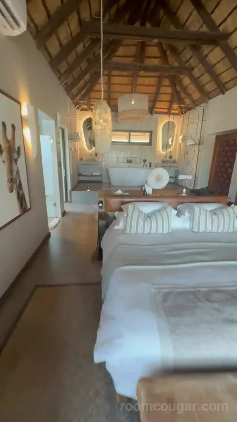 Water-Facing Suite (1 Kingfisher) bed picture #12