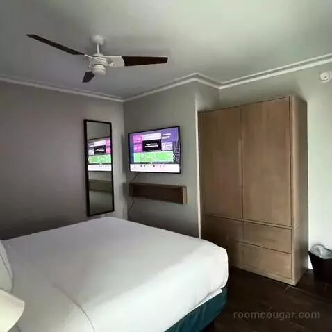 One-Bedroom Oceanfront King Suite with Sofa Bed (#2718) bed picture #9