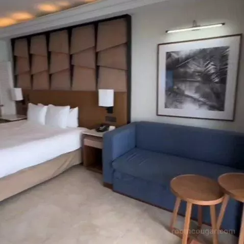 Ocean Front Junior Suite King (C807) bed picture #4