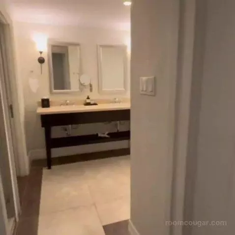 Ocean Front Junior Suite King (C807) bathroom picture #1