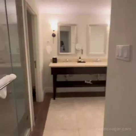Ocean Front Junior Suite King (C807) bathroom picture #6