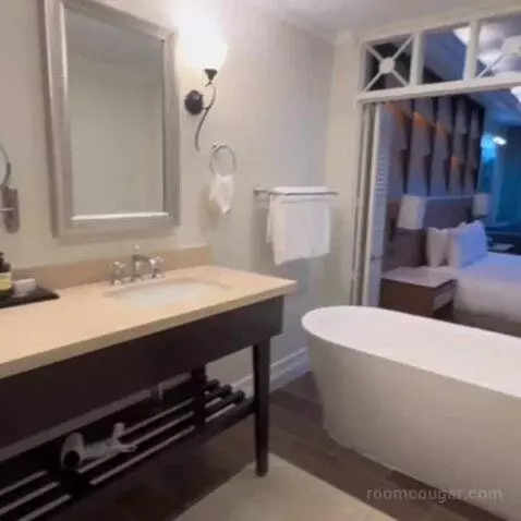 Ocean Front Junior Suite King (C807) bathroom picture #9