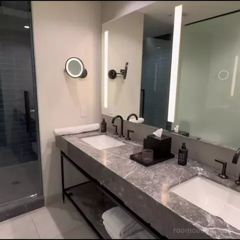Traditional King Room with City View (#1601) bathroom picture #4