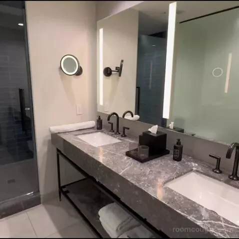Traditional King Room with City View (#1601) bathroom picture #5